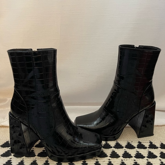 Heel Boots - Picture 2 of 3